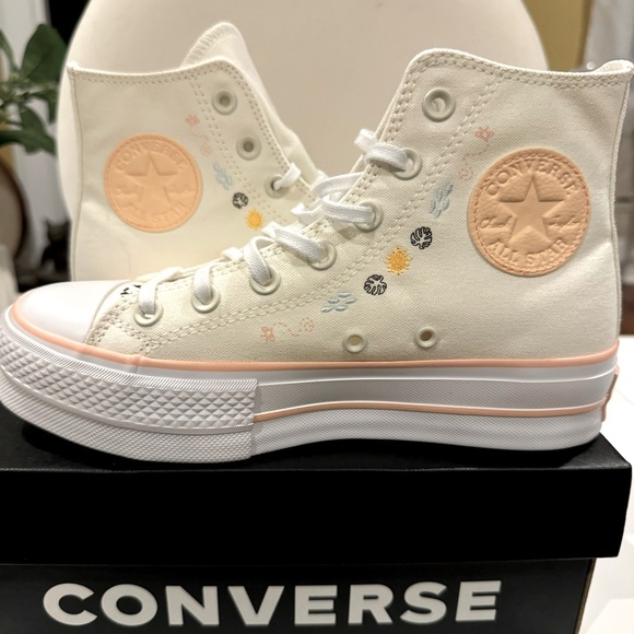 New in box, Chuck Taylor Converse Platform, xtra high top. Sz 7, Rare sun design - Picture 2 of 6